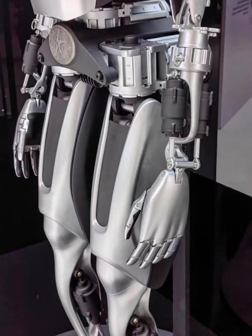 2023世界人工智能大会 智能机器人亮相引爆热潮，最低售价百万引领行业新动向